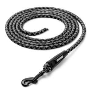 La laisse Freezack Sport est le choix idéal pour le quotidien, le sport et l’entraînement, particulièrement pour les chiens entraînés avec des jeux de recherche ou utilisés professionnellement comme aides à la garde de gibier. Grâce à son excellent grip, elle est parfaite comme laisse de sport, de recherche et de conduite, même par temps humide. La laisse est conçue sans dragonne pour éviter qu’elle ne se coince si elle traîne. À partir de 5 m de longueur, la laisse robuste peut également être utilisée pour les jeux de recherche ou de piste. En particulier pour les chiens nécessitant encore un entraînement à la laisse, sa surface en caoutchouc offre une excellente manière de rendre l’entraînement à la fois stimulant et efficace.
